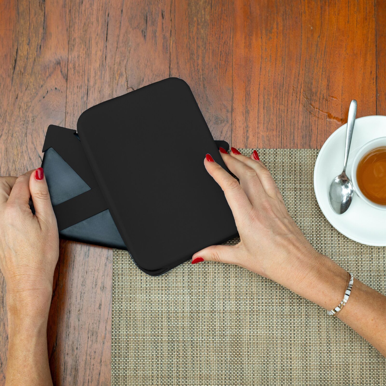 TechWarehouse Clutch Black Strapsicle